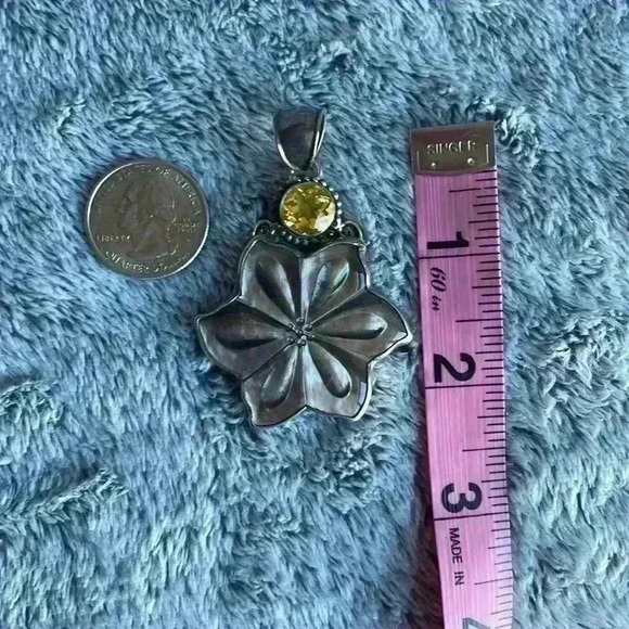 Grey Flower with Yellow Round Set Silver Pendant - Picture 4 of 5